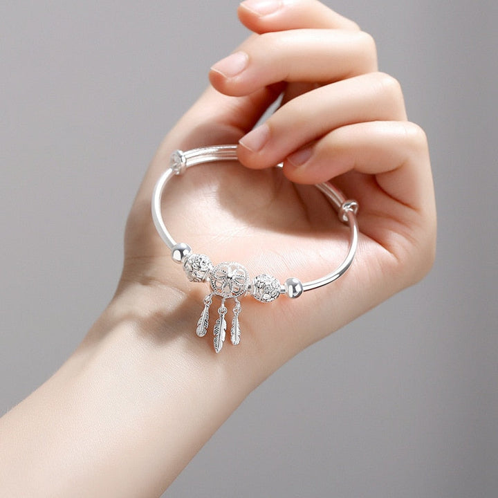 "Elegant drömfångare armband i sterling silver med detaljerade pärlor, sprider positiv energi och förhöjer varje outfit."