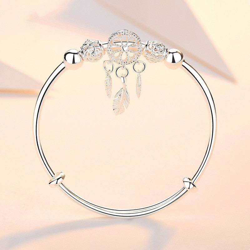 "Elegant drömfångare armband i sterling silver med detaljerade pärlor, sprider positiv energi och förhöjer varje outfit."