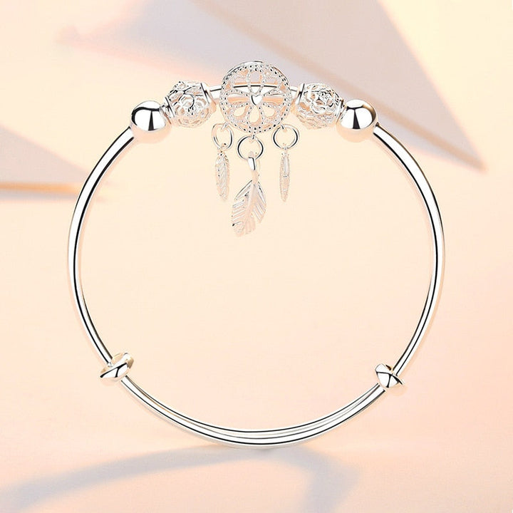 "Elegant drömfångare armband i sterling silver med detaljerade pärlor, sprider positiv energi och förhöjer varje outfit."
