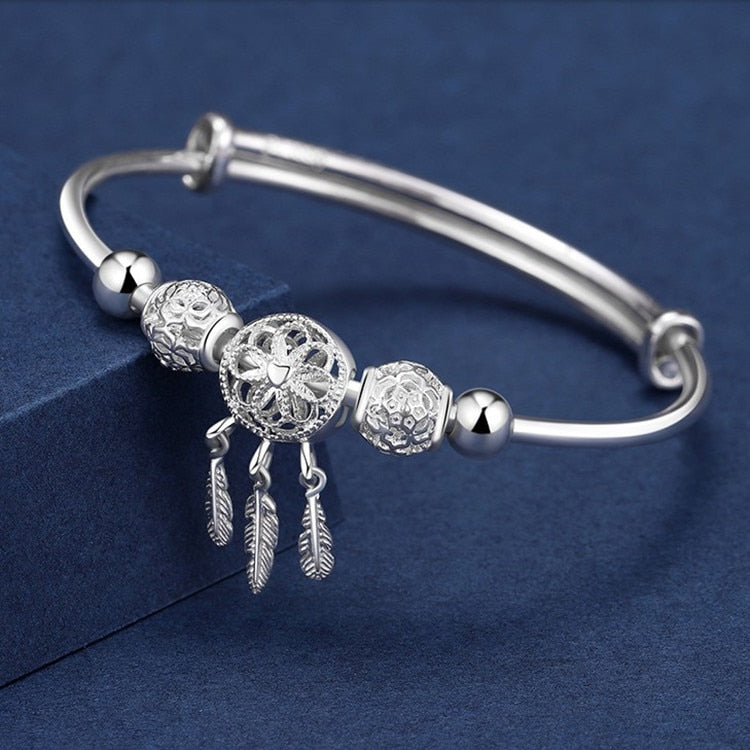 "Elegant drömfångare armband i sterling silver med detaljerade pärlor, sprider positiv energi och förhöjer varje outfit."