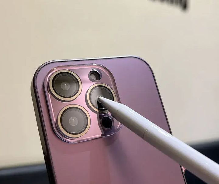 "Elegant elektropläterat iPhone fodral med matt akrylglas, sofistikerad och hållbar design för maximalt skydd."