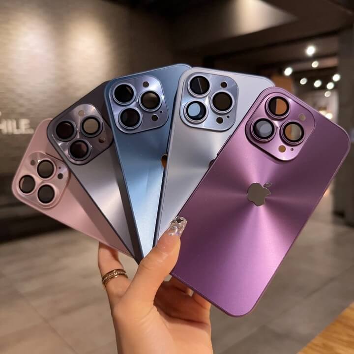 "Elegant elektropläterat iPhone fodral med matt akrylglas, sofistikerad och hållbar design för maximalt skydd."