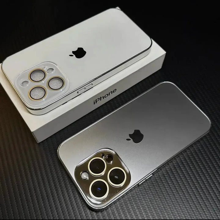 "Elegant elektropläterat iPhone fodral med matt akrylglas, sofistikerad och hållbar design för maximalt skydd."