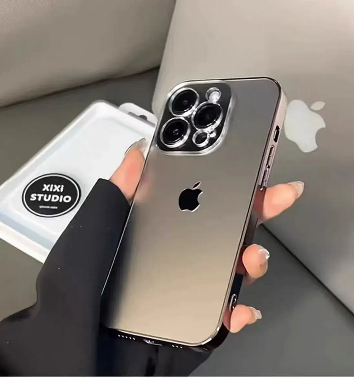 "Elegant elektropläterat iPhone fodral med matt akrylglas, sofistikerad och hållbar design för maximalt skydd."