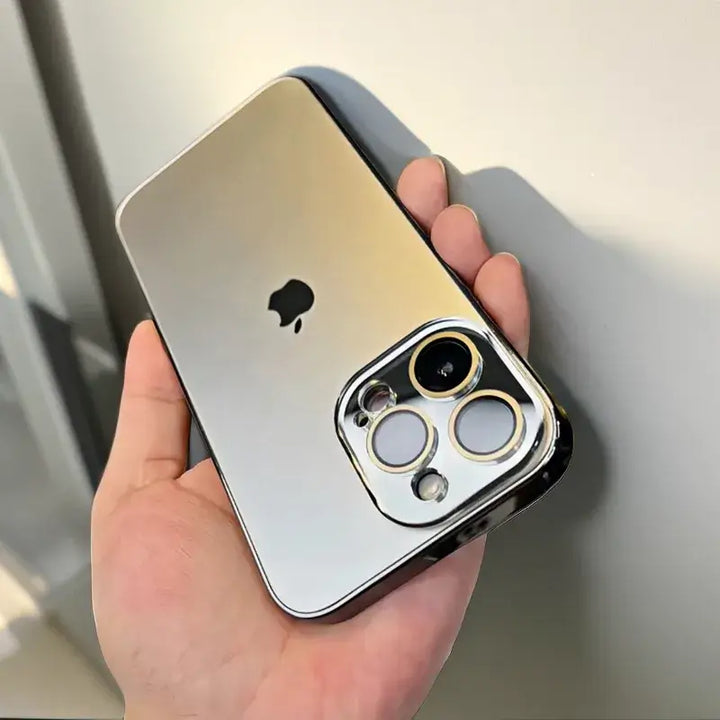 "Elegant elektropläterat iPhone fodral med matt akrylglas, sofistikerad och hållbar design för maximalt skydd."