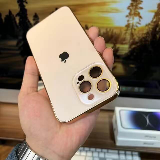 "Elegant elektropläterat iPhone fodral med matt akrylglas, sofistikerad och hållbar design för maximalt skydd."