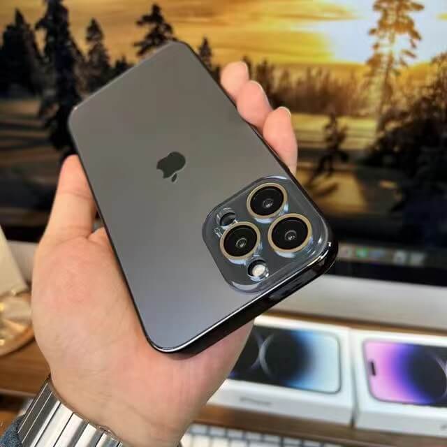 "Elegant elektropläterat iPhone fodral med matt akrylglas, sofistikerad och hållbar design för maximalt skydd."