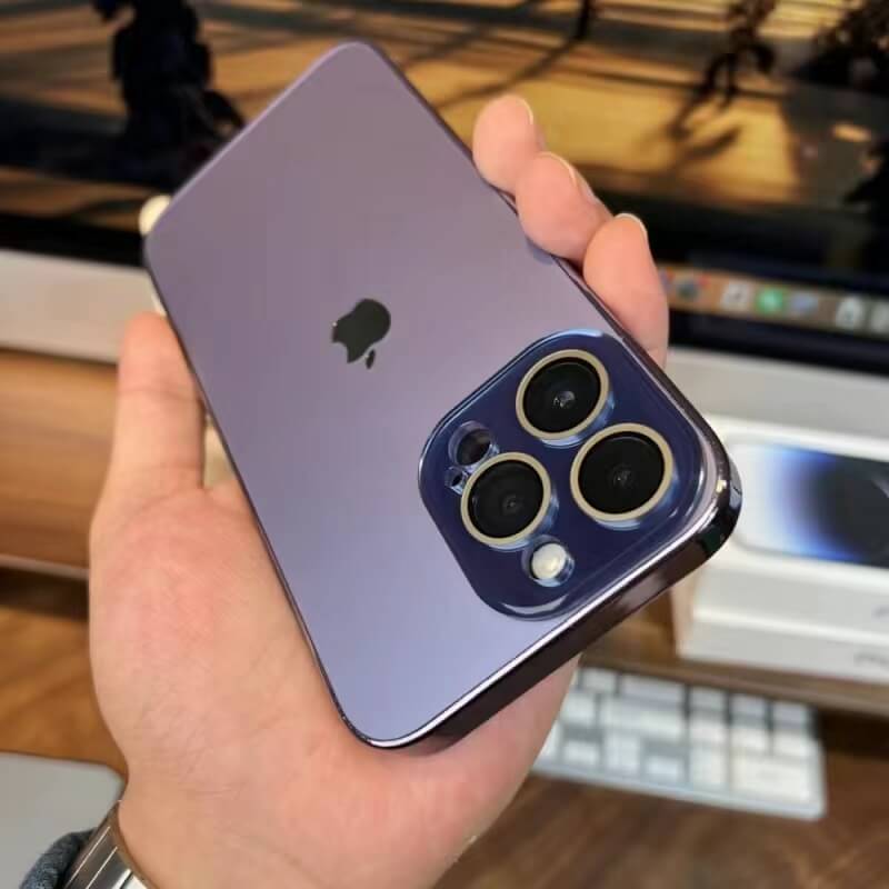 "Elegant elektropläterat iPhone fodral med matt akrylglas, sofistikerad och hållbar design för maximalt skydd."
