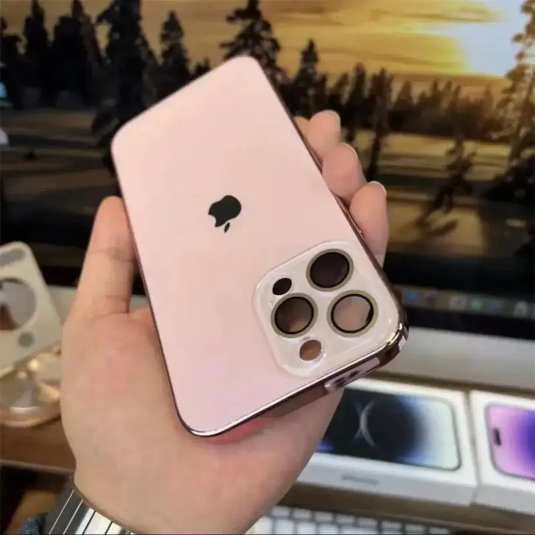 "Elegant elektropläterat iPhone fodral med matt akrylglas, sofistikerad och hållbar design för maximalt skydd."