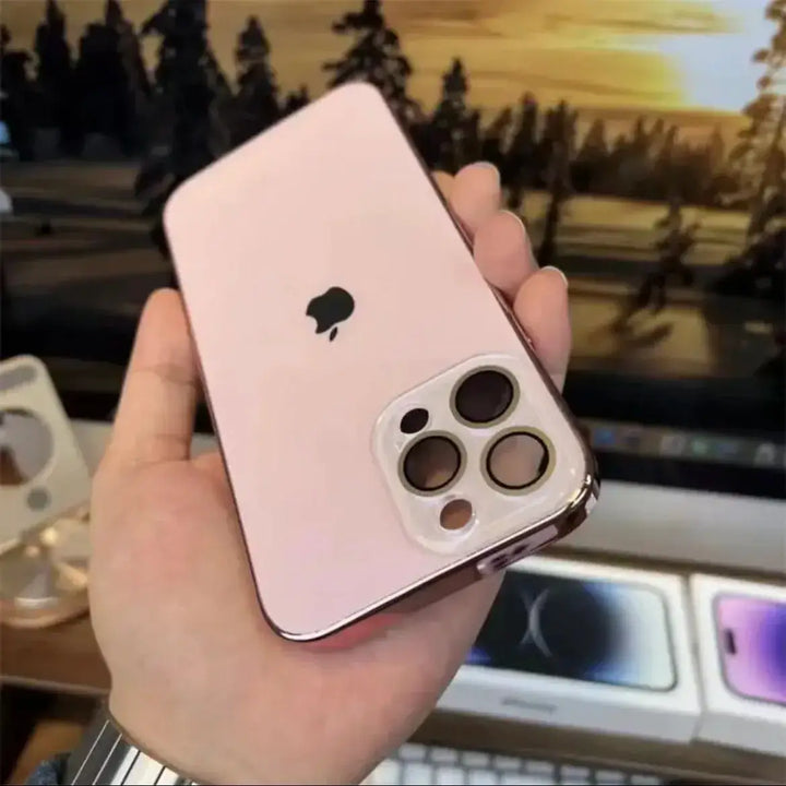 "Elegant elektropläterat iPhone fodral med matt akrylglas, sofistikerad och hållbar design för maximalt skydd."