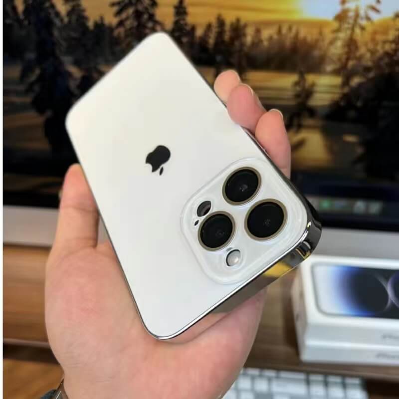 "Elegant elektropläterat iPhone fodral med matt akrylglas, sofistikerad och hållbar design för maximalt skydd."