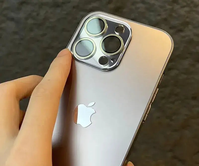 "Elegant elektropläterat iPhone fodral med matt akrylglas, sofistikerad och hållbar design för maximalt skydd."