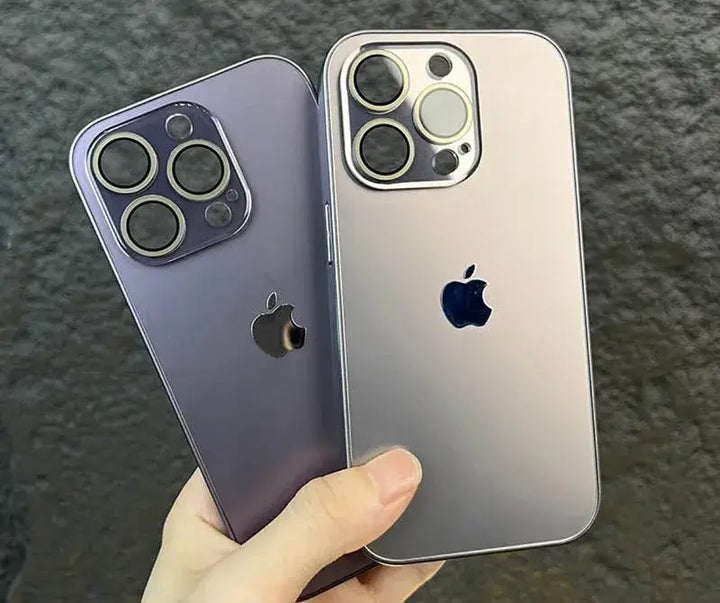 "Elegant elektropläterat iPhone fodral med matt akrylglas, sofistikerad och hållbar design för maximalt skydd."