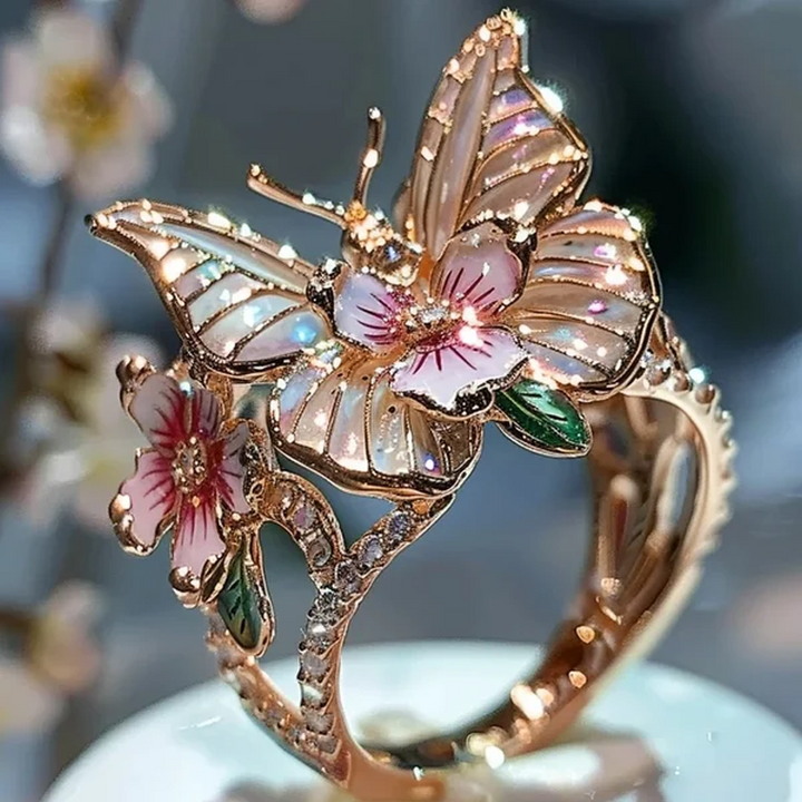 "Elegant fjärilsformad ring i roséguld och silver, justerbar storlek. Smyckad med gnistrande pavé-stenar. Damsmycke."