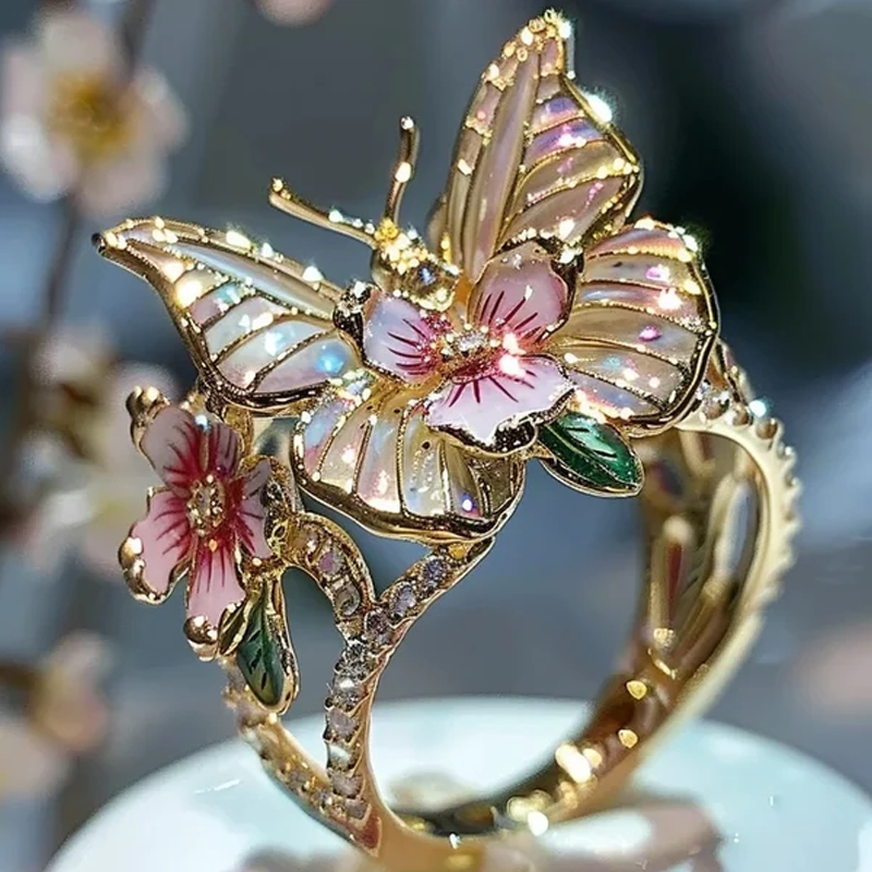 "Elegant fjärilsformad ring i roséguld och silver, justerbar storlek. Smyckad med gnistrande pavé-stenar. Damsmycke."