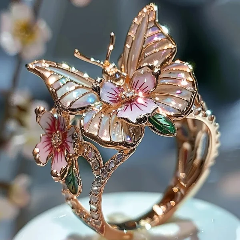 "Elegant fjärilsformad ring i roséguld och silver, justerbar storlek. Smyckad med gnistrande pavé-stenar. Damsmycke."