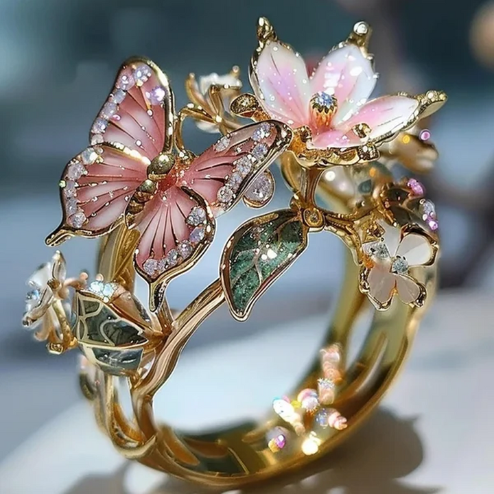 "Elegant fjärilsformad ring i roséguld och silver, justerbar storlek. Smyckad med gnistrande pavé-stenar. Damsmycke."