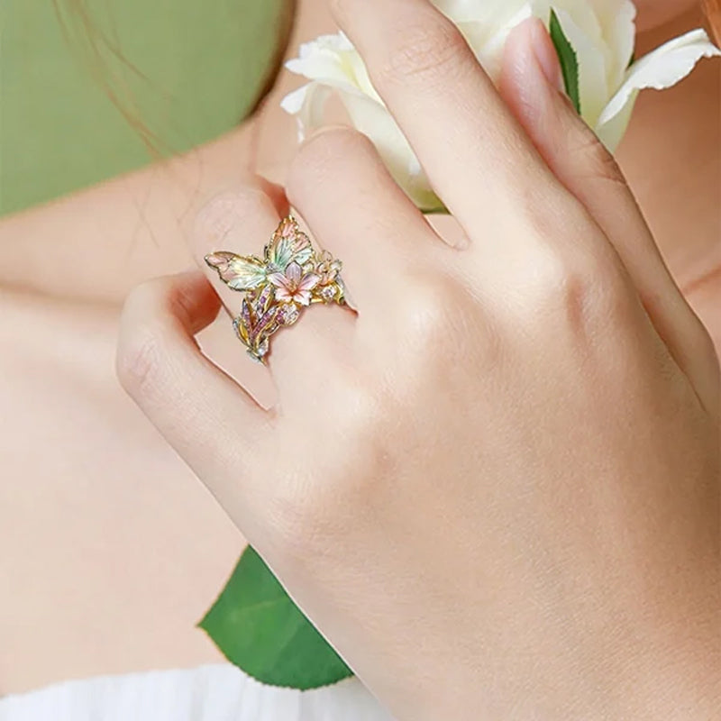 "Elegant fjärilsformad ring i roséguld och silver, justerbar storlek. Smyckad med gnistrande pavé-stenar. Damsmycke."