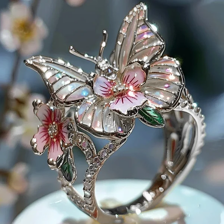 "Elegant fjärilsformad ring i roséguld och silver, justerbar storlek. Smyckad med gnistrande pavé-stenar. Damsmycke."