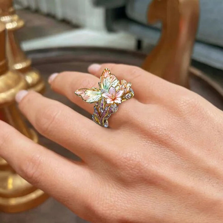 "Elegant fjärilsformad ring i roséguld och silver, justerbar storlek. Smyckad med gnistrande pavé-stenar. Damsmycke."