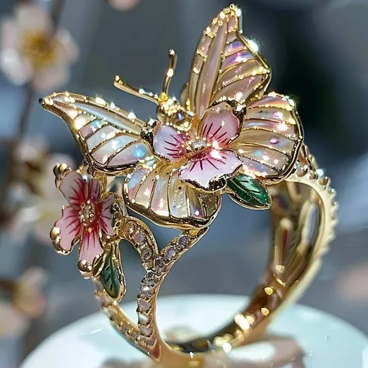 "Elegant fjärilsformad ring i roséguld och silver, justerbar storlek. Smyckad med gnistrande pavé-stenar. Damsmycke."