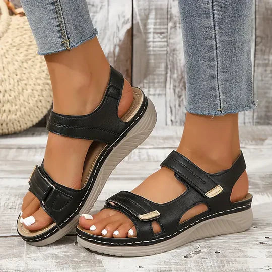 "Elegant Florence ortopediska sandaler i beige, brun eller svart med feminin design för komfort och stil i alla storlekar."