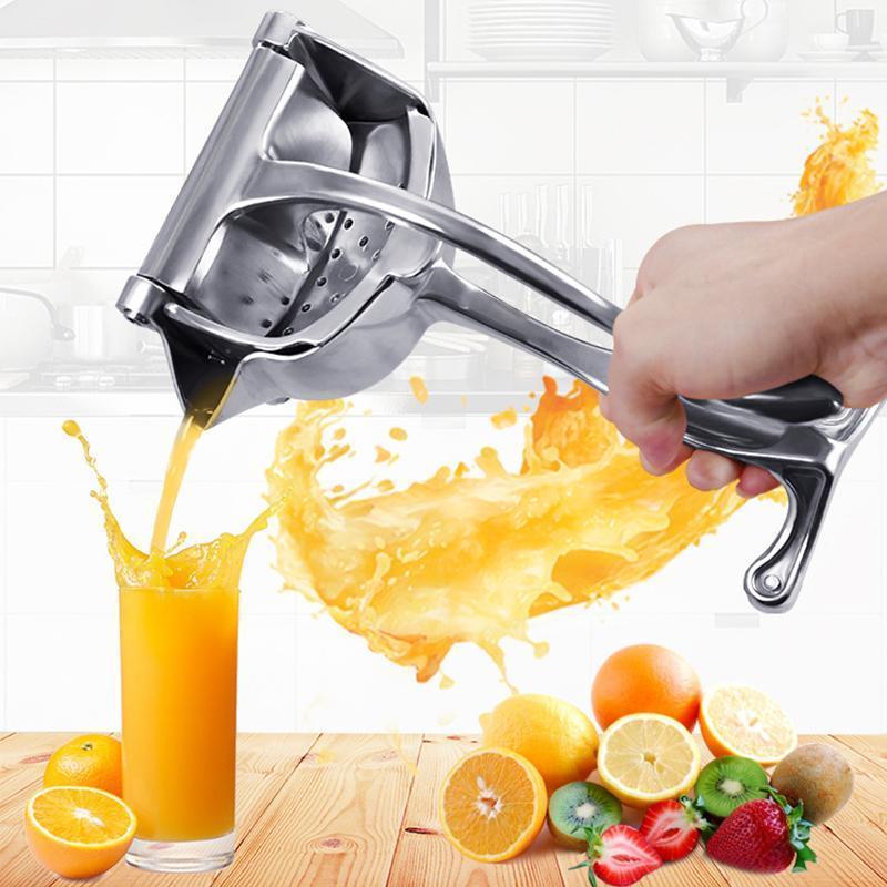 "Elegant fruktjuicepress i glänsande rostfritt stål med rymlig skål, idealisk för färskpressad juice i köket."