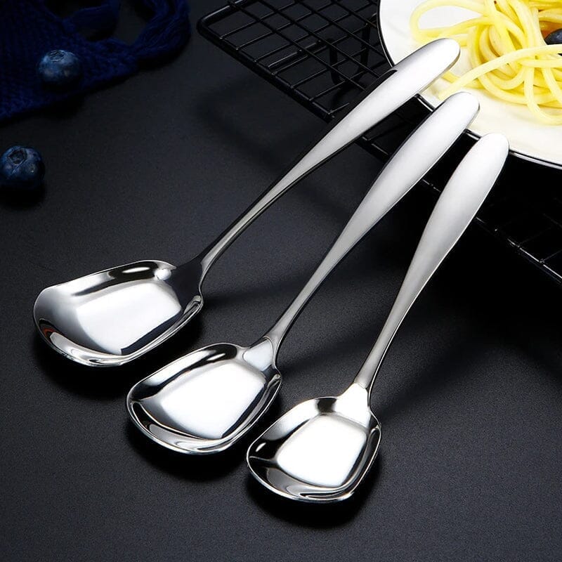 "Elegant fyrkantig kökssked i rostfritt stål med ergonomiskt handtag och spegelpolerad finish, perfekt för servering."