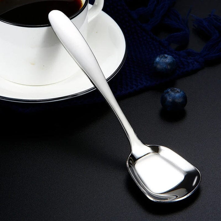 "Elegant fyrkantig kökssked i rostfritt stål med ergonomiskt handtag och spegelpolerad finish, perfekt för servering."