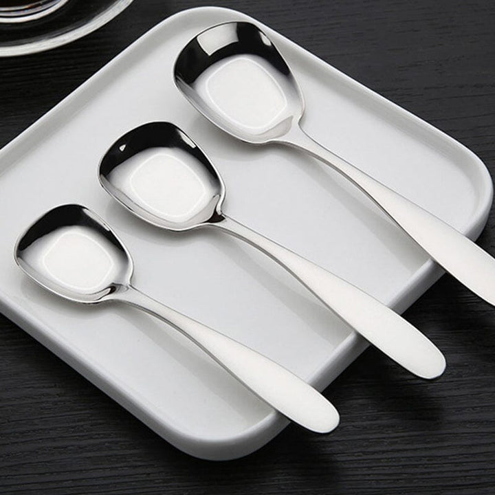 "Elegant fyrkantig kökssked i rostfritt stål med ergonomiskt handtag och spegelpolerad finish, perfekt för servering."