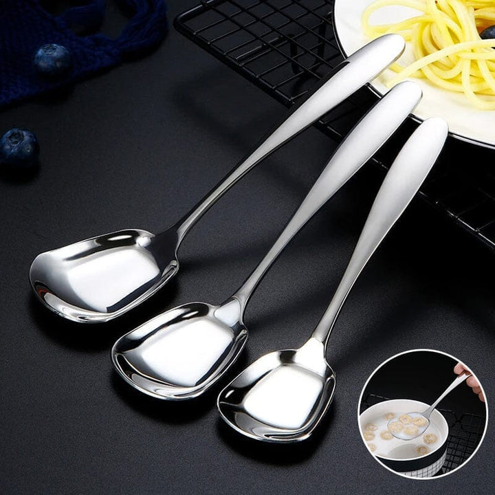 "Elegant fyrkantig kökssked i rostfritt stål med ergonomiskt handtag och spegelpolerad finish, perfekt för servering."