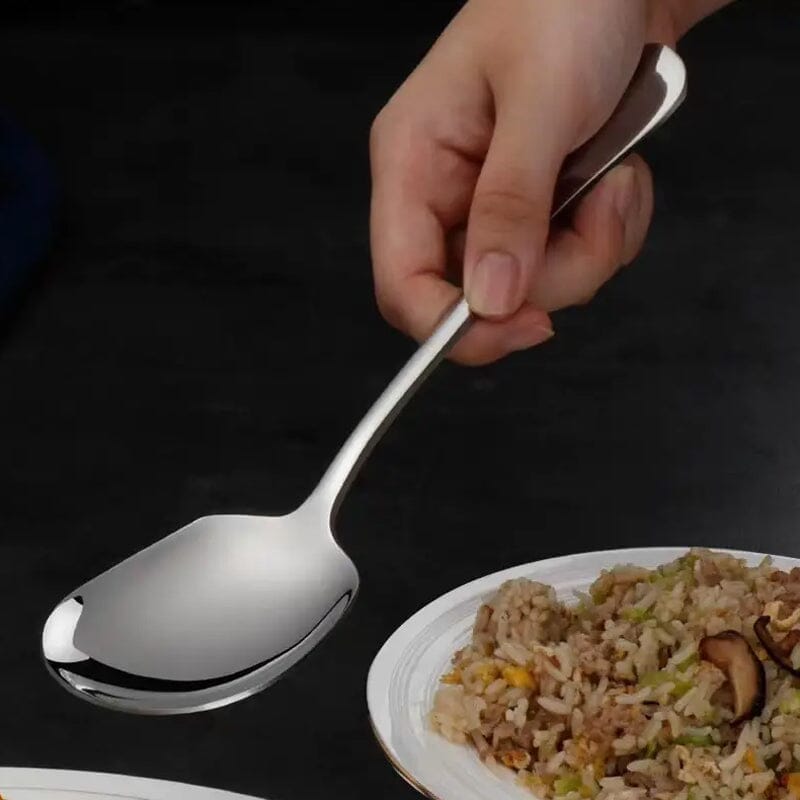 "Elegant fyrkantig kökssked i rostfritt stål med ergonomiskt handtag och spegelpolerad finish, perfekt för servering."