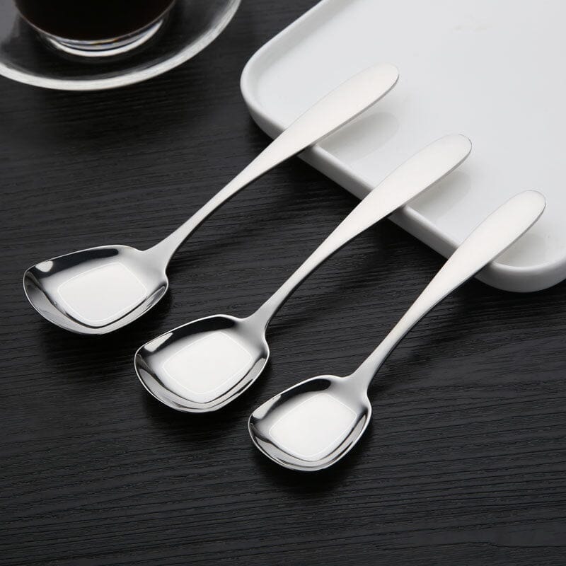"Elegant fyrkantig kökssked i rostfritt stål med ergonomiskt handtag och spegelpolerad finish, perfekt för servering."