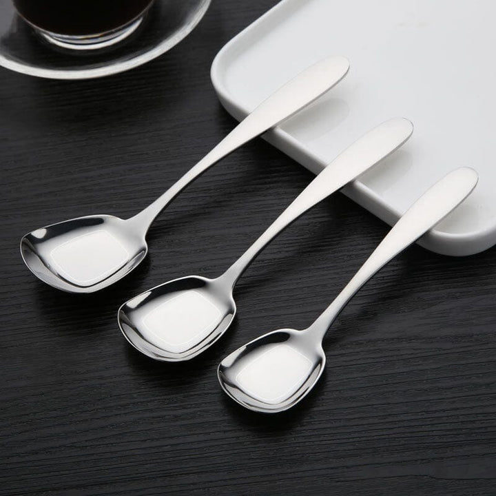 "Elegant fyrkantig kökssked i rostfritt stål med ergonomiskt handtag och spegelpolerad finish, perfekt för servering."