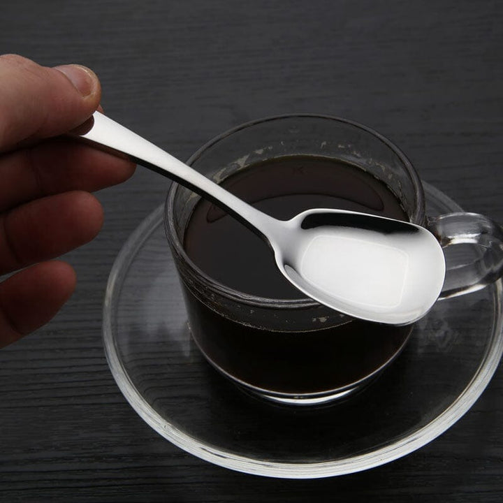 "Elegant fyrkantig kökssked i rostfritt stål med ergonomiskt handtag och spegelpolerad finish, perfekt för servering."