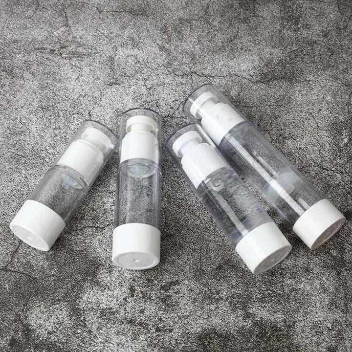 "Elegant genomskinlig pumpflaska för resor, hållbar plast, luftlös design, idealisk för skönhetsprodukter och essenser."