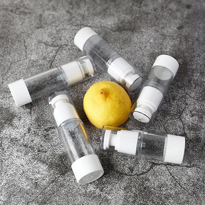 "Elegant genomskinlig pumpflaska för resor, hållbar plast, luftlös design, idealisk för skönhetsprodukter och essenser."