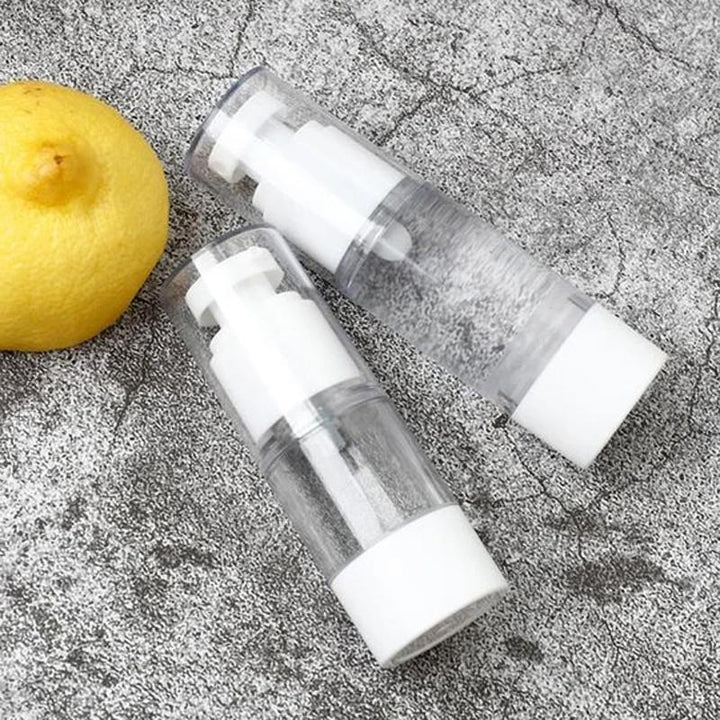 "Elegant genomskinlig pumpflaska för resor, hållbar plast, luftlös design, idealisk för skönhetsprodukter och essenser."