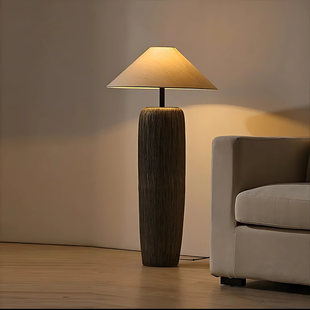 "Elegant golvlampa Savannah med skulptural stentexturfot och naturfärgad textilskärm för mjukt, varmt sken."