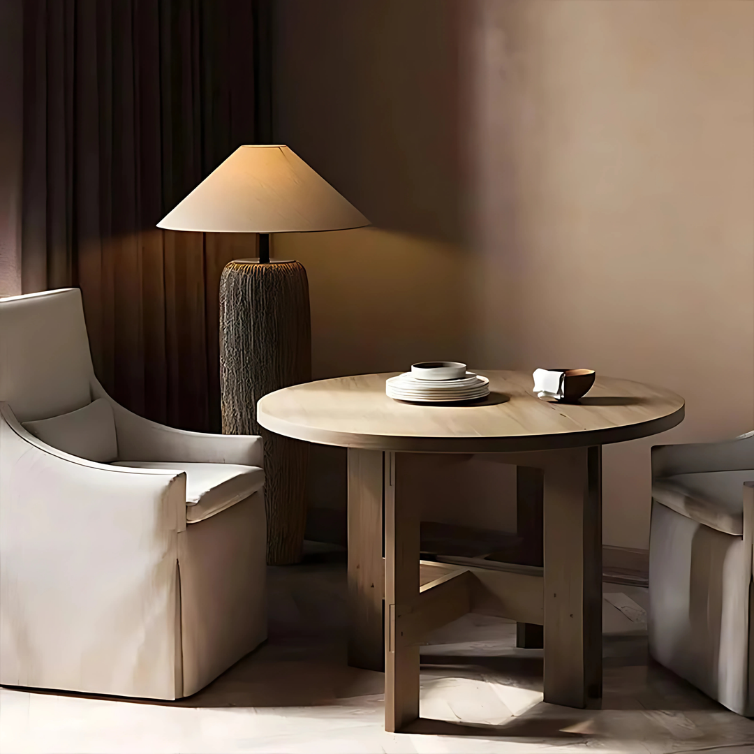 "Elegant golvlampa Savannah med skulptural stentexturfot och naturfärgad textilskärm för mjukt, varmt sken."