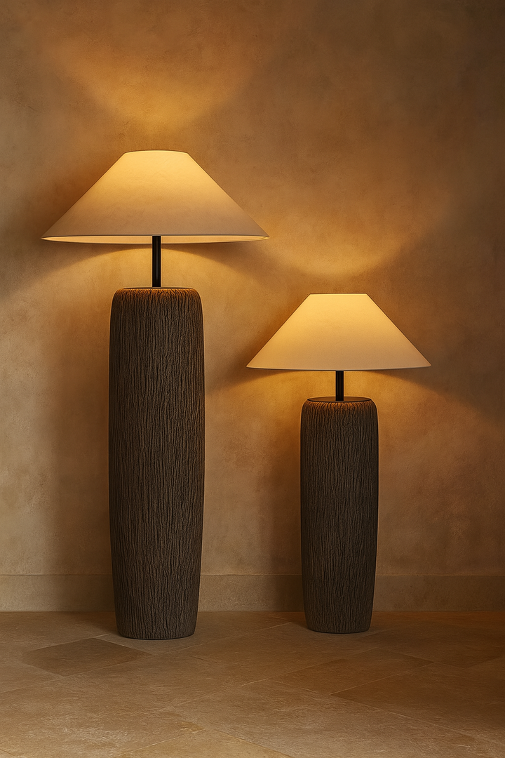 "Elegant golvlampa Savannah med skulptural stentexturfot och naturfärgad textilskärm för mjukt, varmt sken."