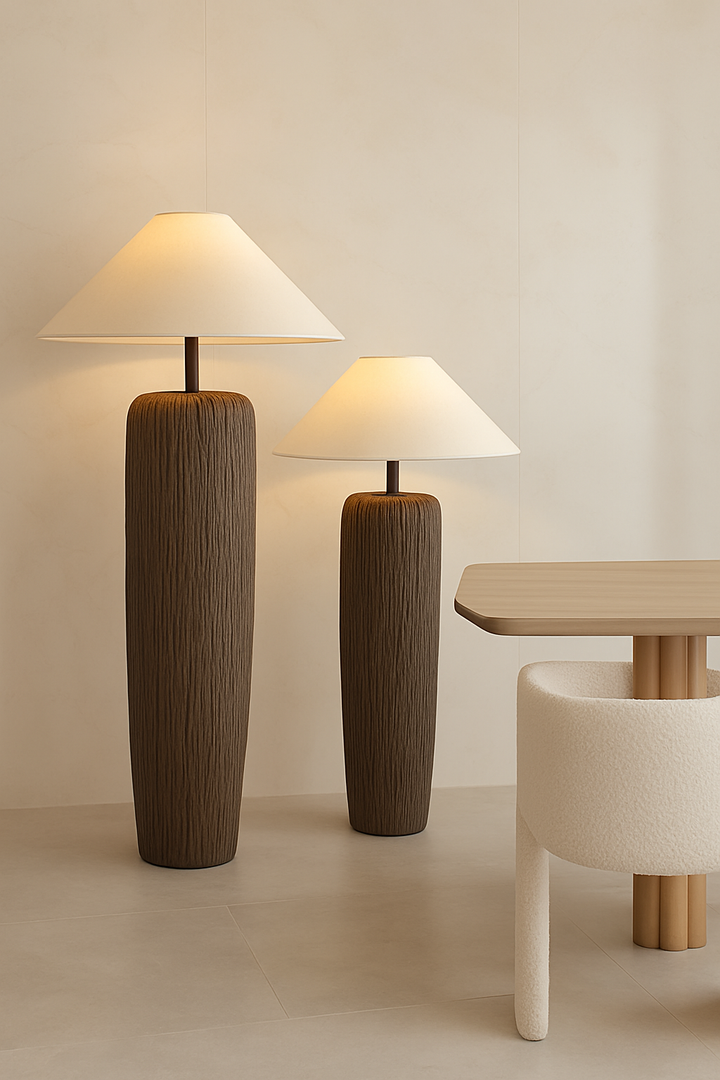 "Elegant golvlampa Savannah med skulptural stentexturfot och naturfärgad textilskärm för mjukt, varmt sken."
