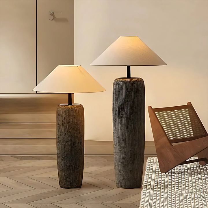 "Elegant golvlampa Savannah med skulptural stentexturfot och naturfärgad textilskärm för mjukt, varmt sken."