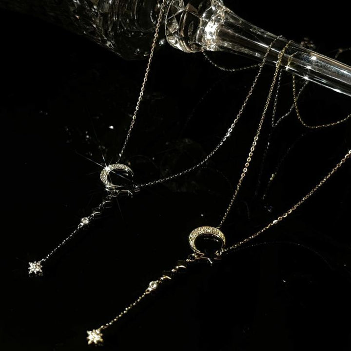 "Elegant halsband i sterling silver med månstjärnor, perfekt för kvinnor. Symboliserar ljus, evig kärlek och vänskap."