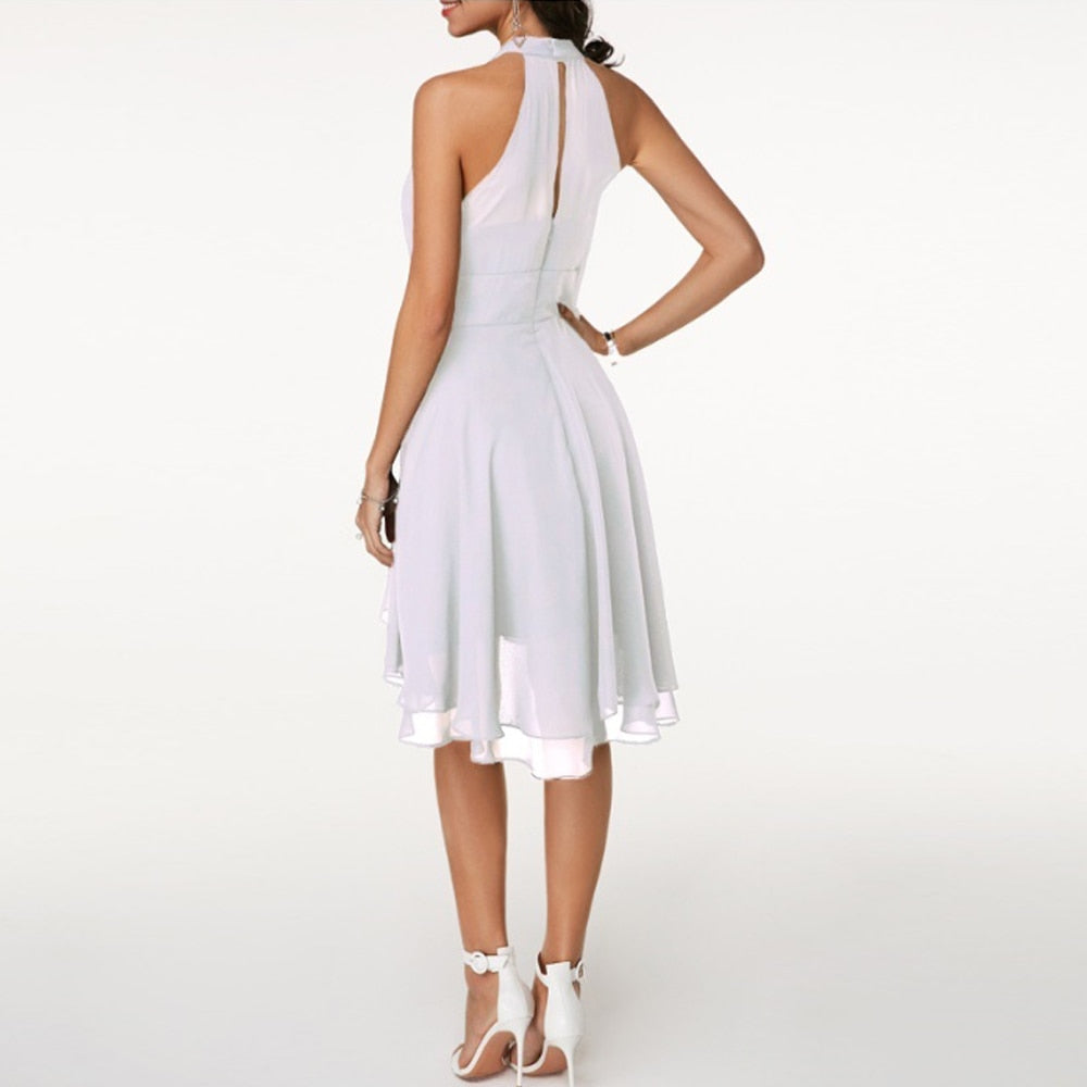 Elegant halterneck klänning med asymmetrisk A-linje, figurnära liv och modern design, perfekt för speciella tillfällen.