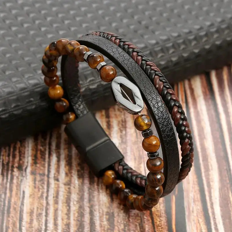 "Elegant herrarmband i flätad läderstil med graveringsbar detalj och magnetlås, perfekt som personlig accessoar."