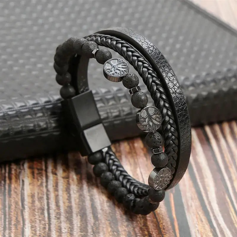 "Elegant herrarmband i flätad läderstil med graveringsbar detalj och magnetlås, perfekt som personlig accessoar."
