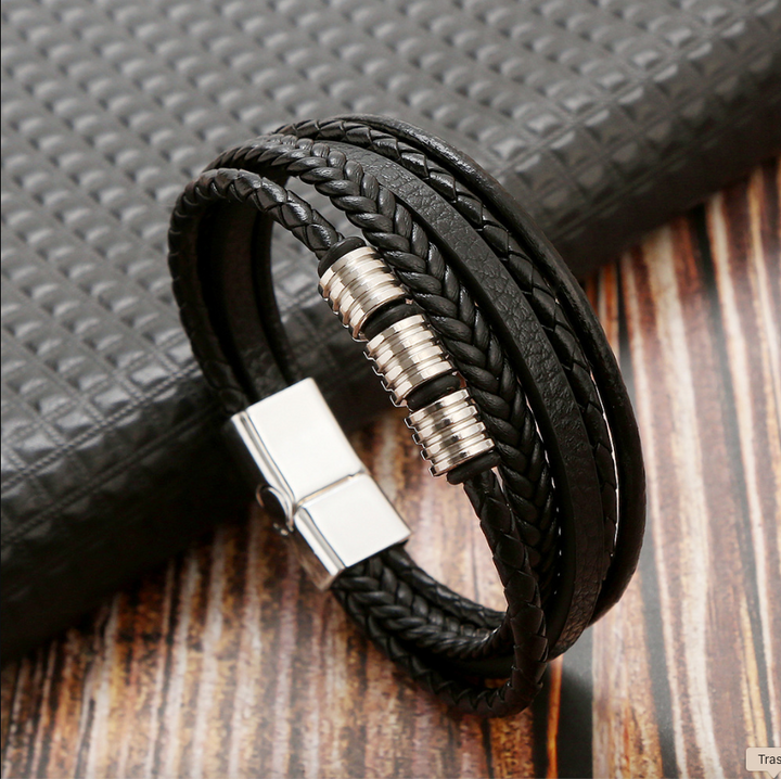 "Elegant herrarmband i flätad läderstil med graveringsbar detalj och magnetlås, perfekt som personlig accessoar."