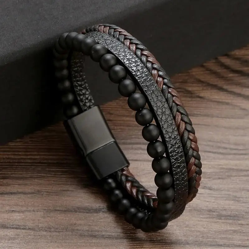 "Elegant herrarmband i flätad läderstil med graveringsbar detalj och magnetlås, perfekt som personlig accessoar."