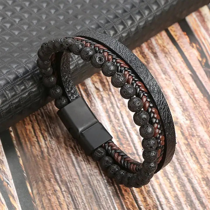 "Elegant herrarmband i flätad läderstil med graveringsbar detalj och magnetlås, perfekt som personlig accessoar."